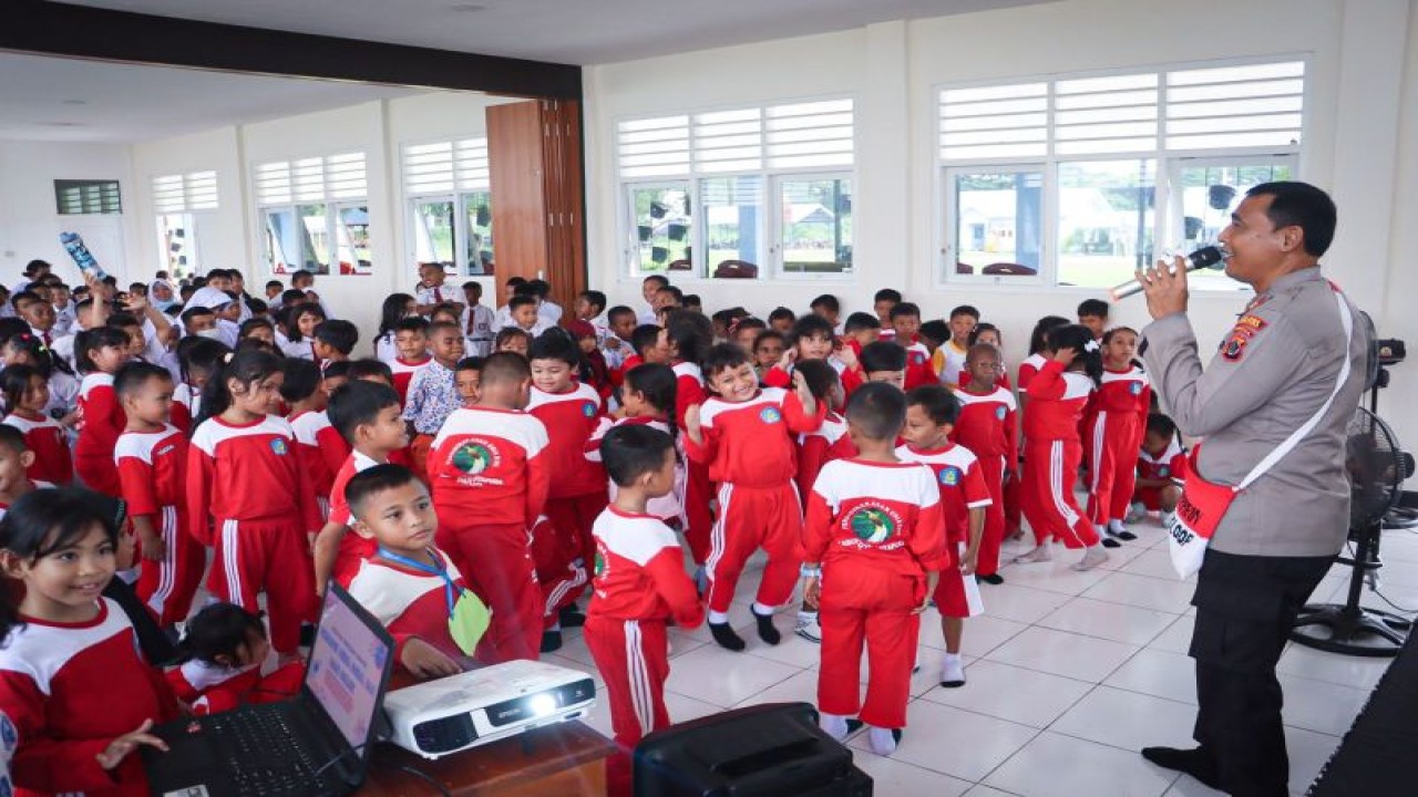 Kasat Binmas Polres Jayapura Iptu Ambo Arjana saat sosialisasi pencegahan bullying bagi siswa SD Angkasa Lanud Silas Papare di Sentani, Kabupaten Jayapura. ANTARA/HO-Polres Jayapura.