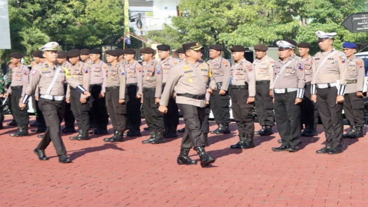 Kapolres Jepara AKBP Wahyu Nugroho Setyawan saat meninjau kesiapan personel dalam apel gelar pasukan di halaman Mapolres Jepara, Jawa Tengah, Senin (10/7/2023). ANTARA/Akhmad Nazaruddin Lathif