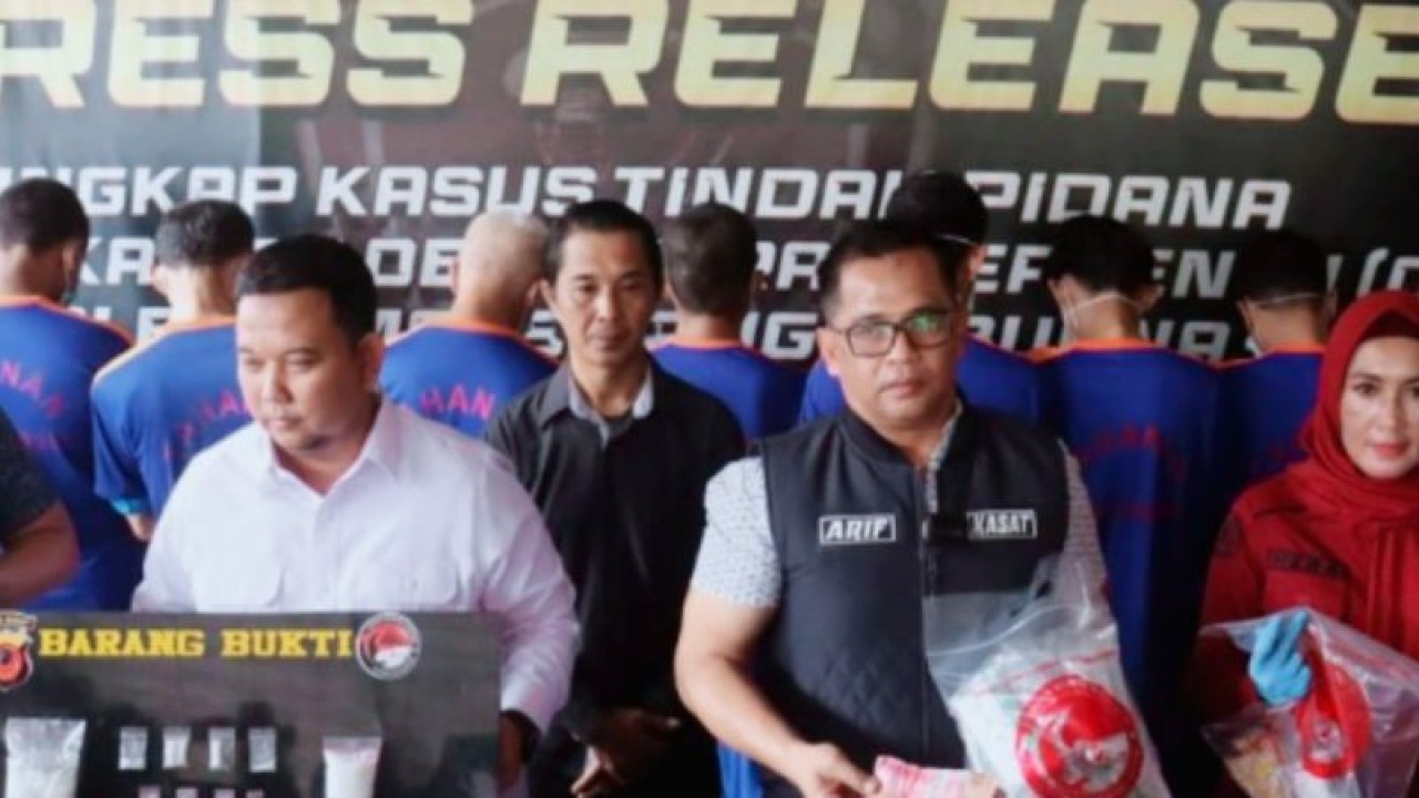 Kasatnarkoba Polres Karawang AKP Arif Jaenal Abidin (tengah), saat ekspos pengungkapan kasus di Mapolres Karawang, Selasa (25/7/2023). ANTARA/Ali Khumaini