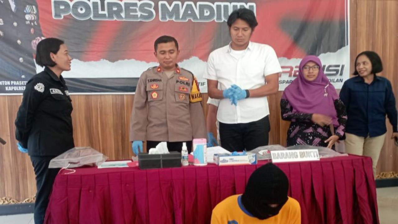 Polres Madiun menggelar jumpa pers kasus pembunuhan wanita di kamar indekos dengan menghadirkan tersangka di mapolres setempat, Selasa (11/7/2023). ANTARA/Louis Rika