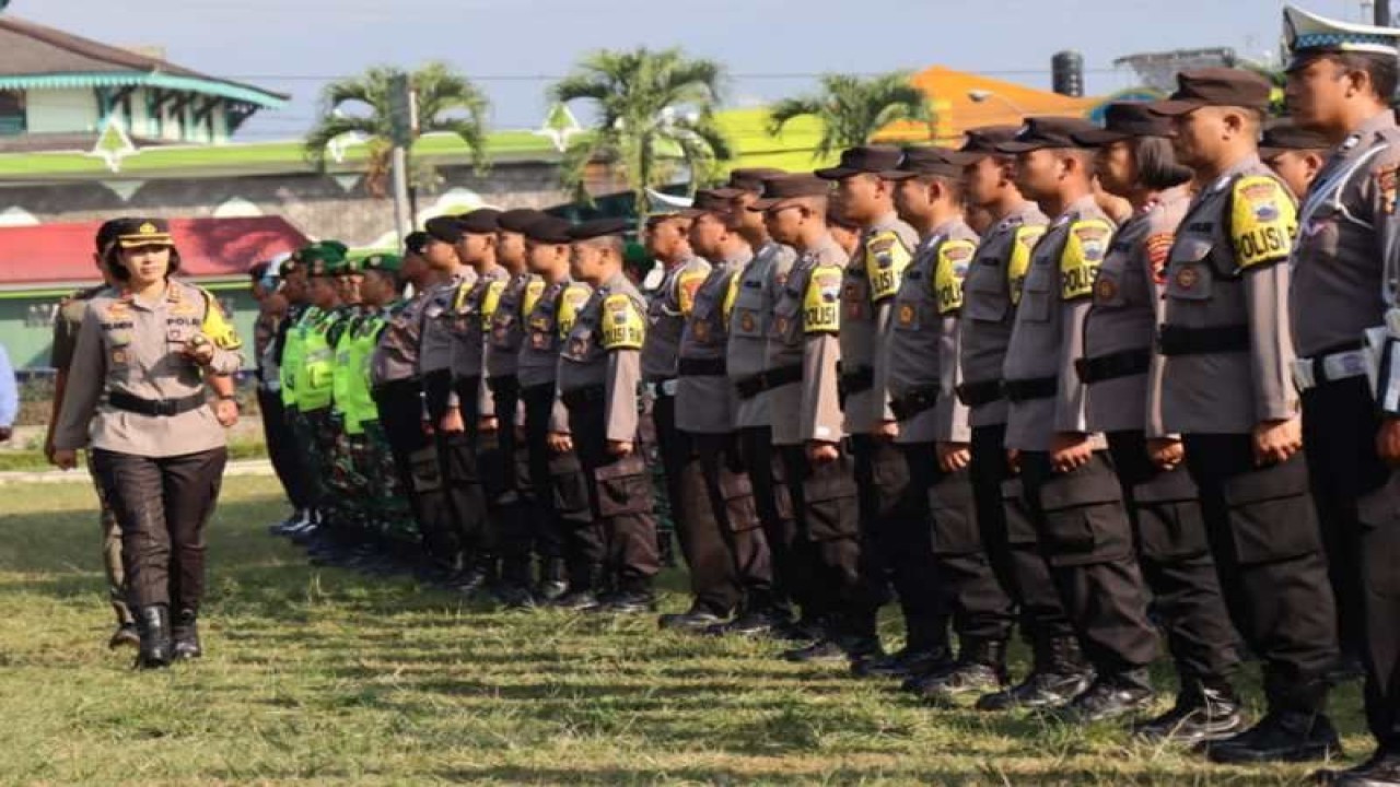 Kapolres Magelang Kota AKBP Yolanda Evalyn Sebayang meninjau pasukan pafa Apel Gelar Pasukan Operasi Patuh Candi 2023 di Alun-Alun Kota Magelang, Senin (10.7.2023). ANTARA/HO -Polres Magelang Kota.