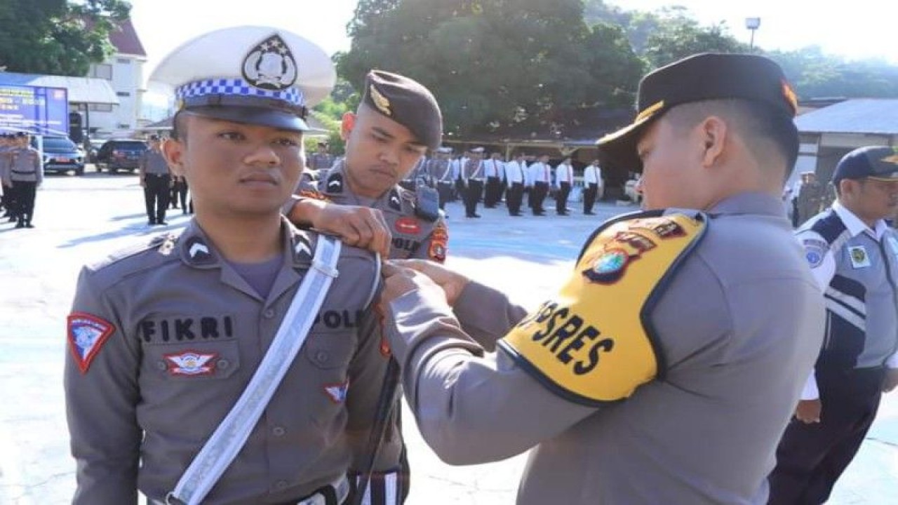 Polres Kabupaten Majene Provinsi Sulawesi Barat (Sulbar) menggelar operasi patuh 2023 untuk menekan angka pelanggaran lalu lintas (Lalin) diseluruh wilayah Majene, Senin (10/7/2023). (ANTARA Foto/ M Faisal Hanapi)