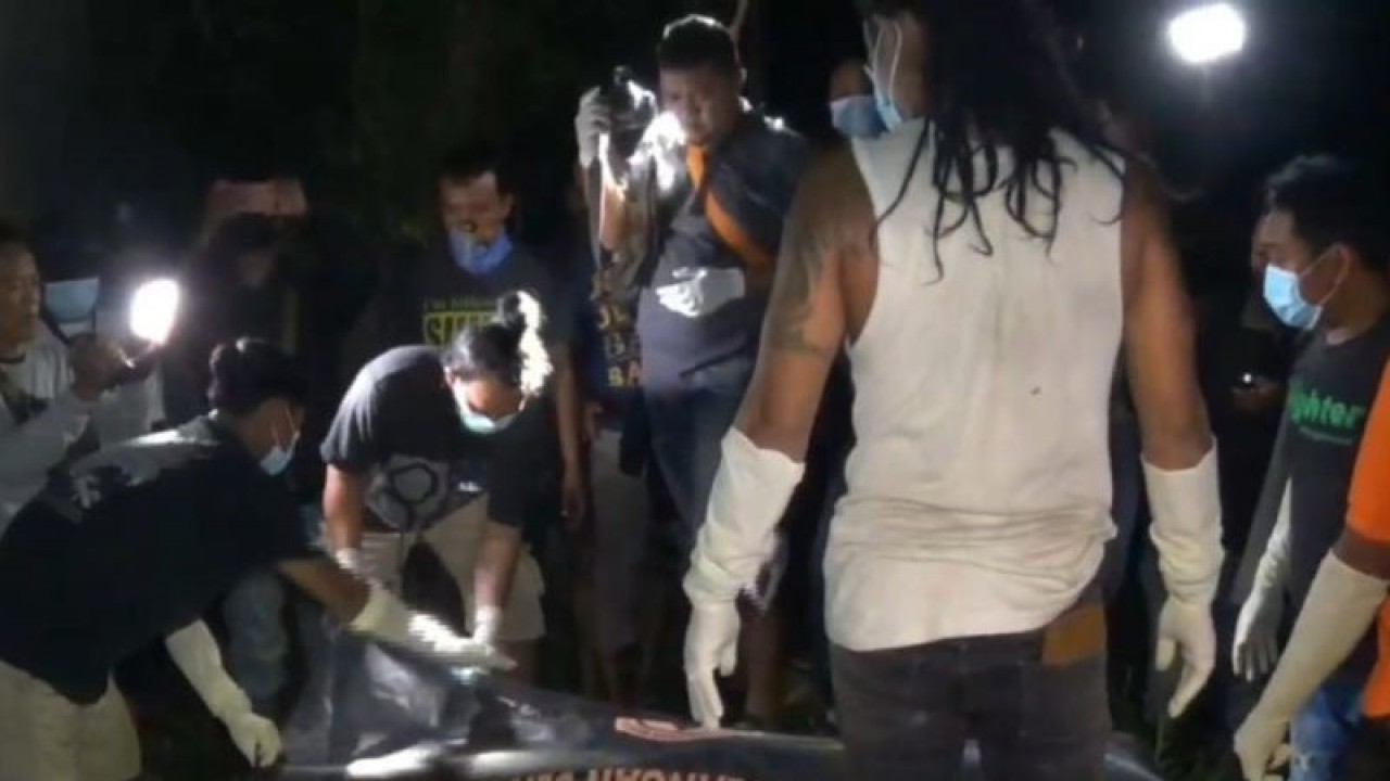 Petugas Polres Ngawi melakukan olah tempat kejadian perkara di lokasi penemuan mayat terbungkus karpet di Dusun Kedungprahu, Desa Widodaren, Kecamatan Widodaren, Kabupaten Ngawi, Jawa Timur, Kamis (29/6/2023). (ANTARA/Louis Rika)