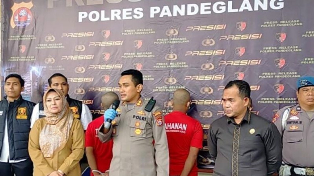 Kapolres Pandeglang AKBP Belny Warlansyah (tengah) didamping Bupati Pandeglang Irna Narulita Konferensi Pers di Polres Pandeglang, Senin (24/7/2023. ANTARA/Lukman Fauzi