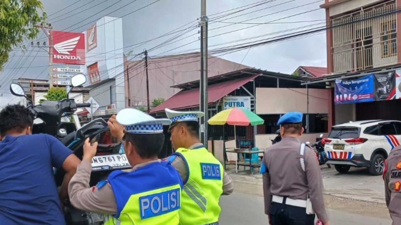 Polisi mengangkut sepeda motor warga yang melanggar lalu lintas pada hari terakhir operasi Patuh Tinombala 2023 di Kabupaten Parigi Moutong, Senin (24/7/2023). ANTARA/Moh Ridwan.