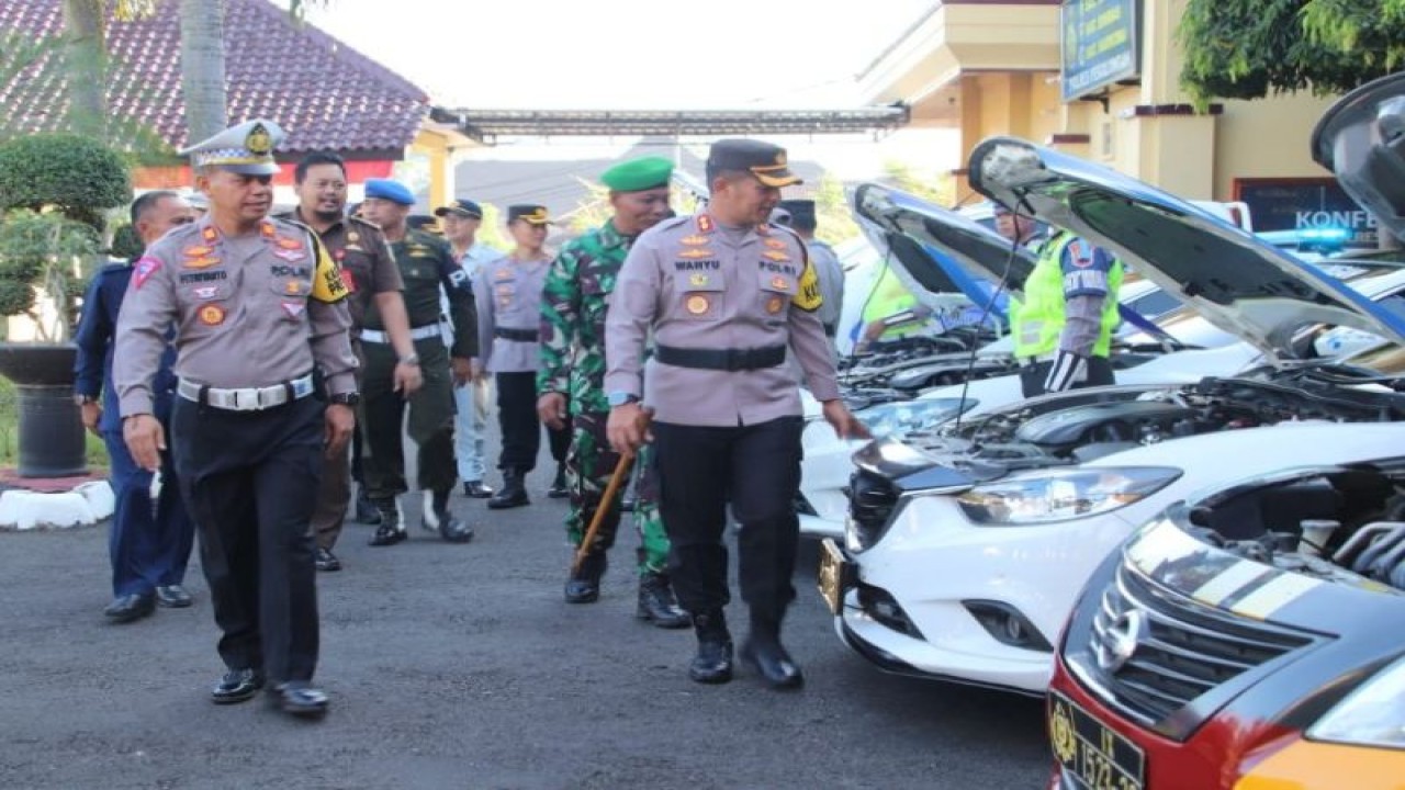 Kepala Kepolisian Resor Pekalongan AKBP Wahyu Rohadi sedang mengecek beberapa kendaraan yang dipersiapkan untuk operasi Patuh Candi 2023 di Pekalongan, Jawa Tengah, Senin (10/7/2023). ANTARA/HO-Humas Polres Pekalongan