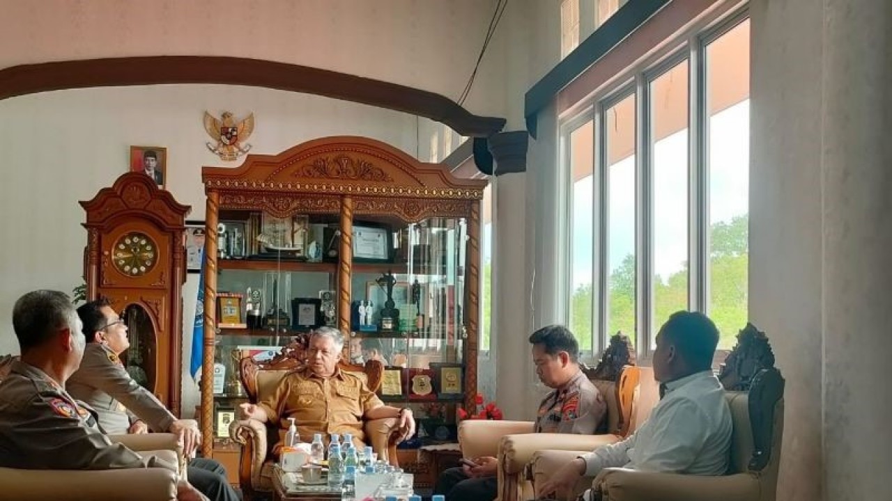 Kapolres Bangka Barat AKBP Ade Zamrah didampingi Wakapolres Kompol Andri Eko bertemu Bupati Bangka Barat Sukirman membahas berbagai rencana menjaga kamtibmas di ruang kerja bupati di Mentok. ANTARA/ Donatus Dasapurna.