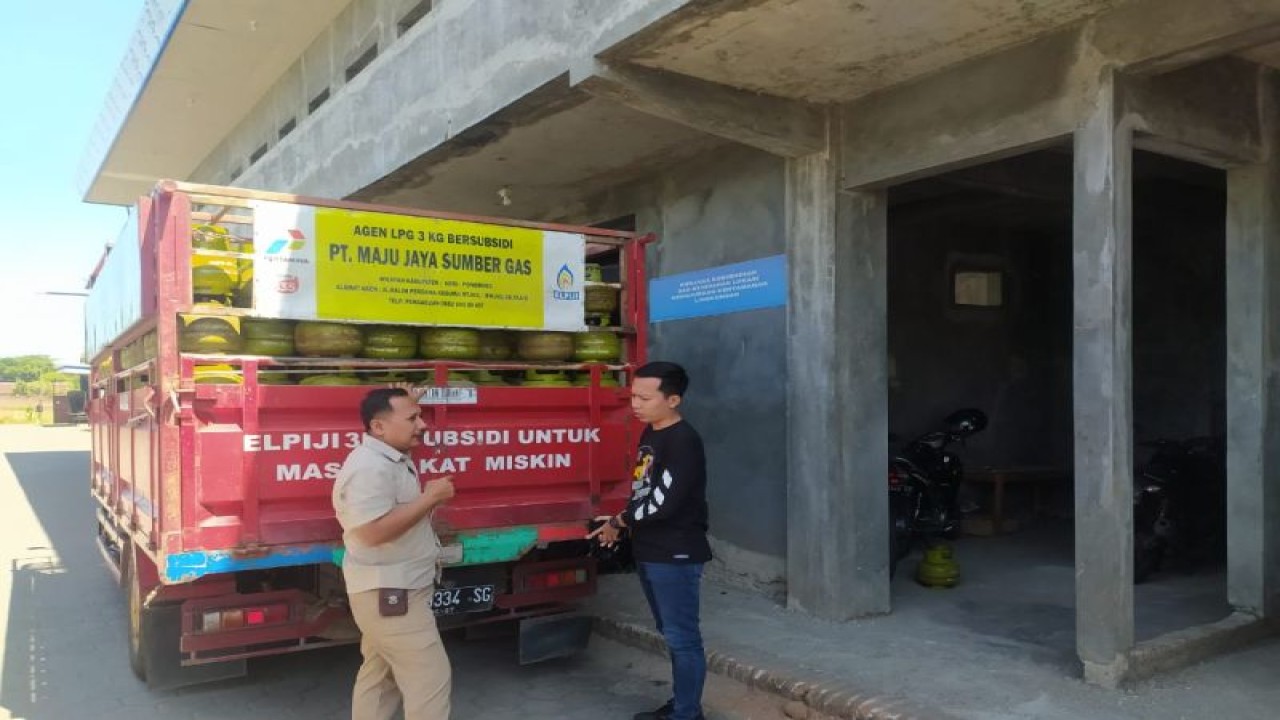 Kasatreskrim Polres Ponorogo AKP Nikolas Bagas Yudhi Kurnia saat melakukan sidak di salah satu SPPBE di Ponorogo, Rabu (27/7/2023) (ANTARA/HO - Humas Polres Ponorogo)