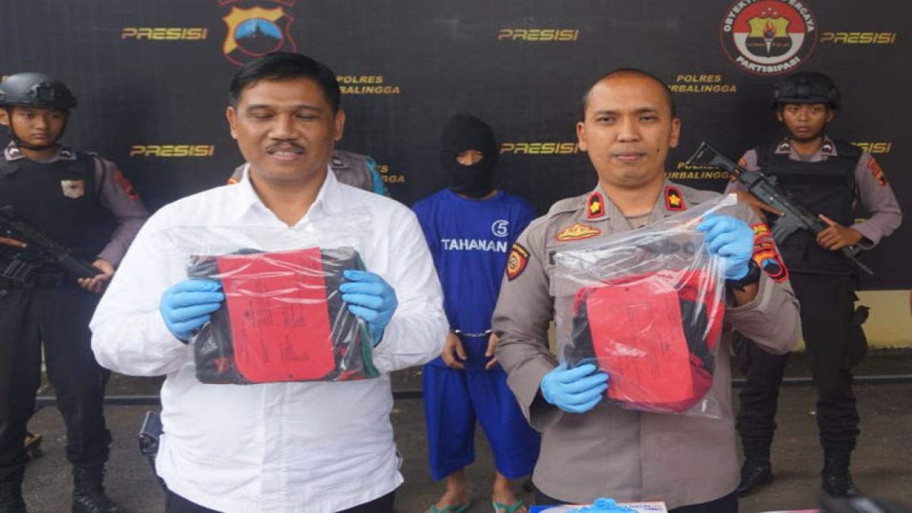 Wakapolres Purbalingga Donni Krestanto (kanan) didampingi Plt. Kasi Humas Iptu Imam Saefudin menunjukkan barang bukti dalam konferensi pers pengungkapan kasus persetubuhan yang dilakukan seorang bapak terhadap anak kandung di Purbalingga, Senin (24/7/2023) siang. ANTARA/HO-Polres Purbalingga