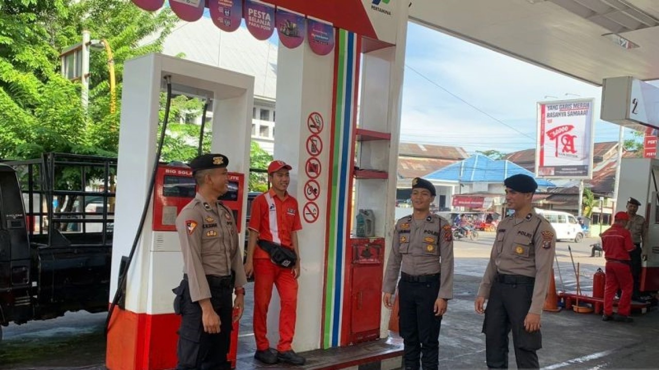 Personel Polres Sibolga saat menggelar patroli dialogis guna mengantisipasi tindakan premanisme, pungutan liar (pungli), dan parkir liar yang dapat meresahkan masyarakat. (ANTARA/HO-Humas Polres Sibolga).