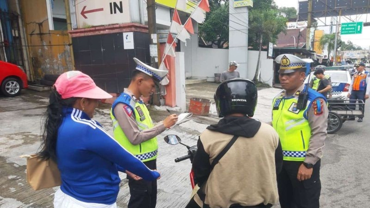 Polres Sibolga menindak tegas 23 orang pengendara sepeda motor yang melakukan pelanggaran pada hari pertama Operasi Patuh Toba 2023 .((ANTARA/HO-Humas Polres Sibolga))