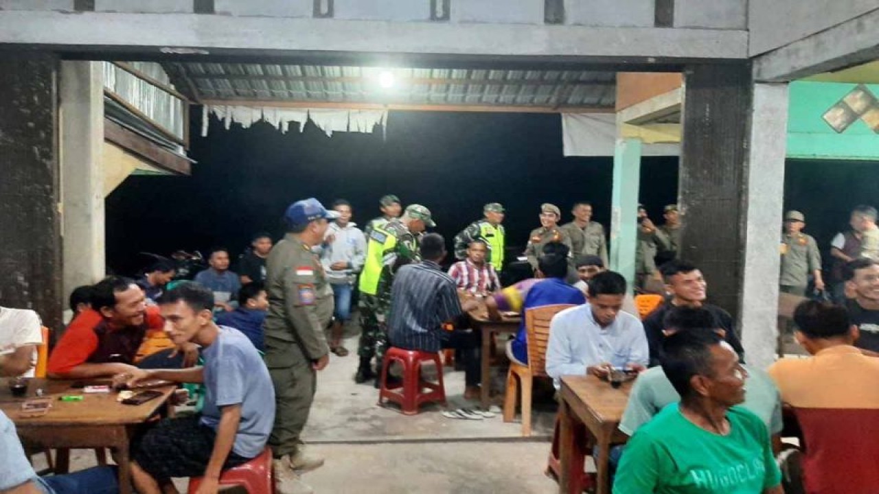 Tim patroli gabungan mendatangi warung kopi di Simeulue, Minggu (24/7/2023) malam, dalam rangka mewujudkan kamtibmas yang kondusif menjelang Pemilu 2024. ANTARA/HO-Bidhumas Polda Aceh