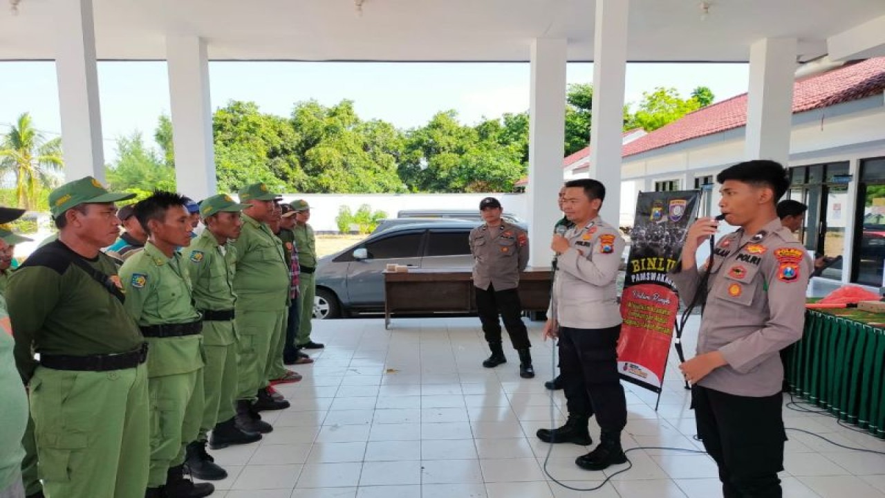 Anggota Satbinmas Polres Situbondo, Jawa Timur, memberikan pelatihan dan pembinaan terhadap anggota perlindungan masyarakat atau Linmas Desa Duwet, Kecamatan Panarukan. Kamis (27/7/2023) ANTARA/HO-Humas Polres Situbondo
