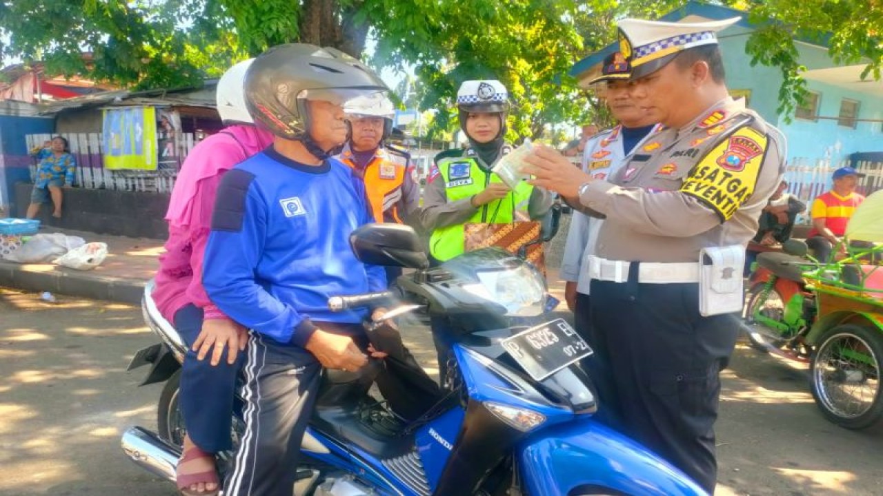 Kasat Lantas Polres Situbondo AKP Suwarno mengecek kelengkapan STNK pengendara sepeda motor dalam pelaksanaan Operasi Patuh Semeru 2023. Rabu (12/7/2023) ANTARA/HO-Humas Polres Situbondo