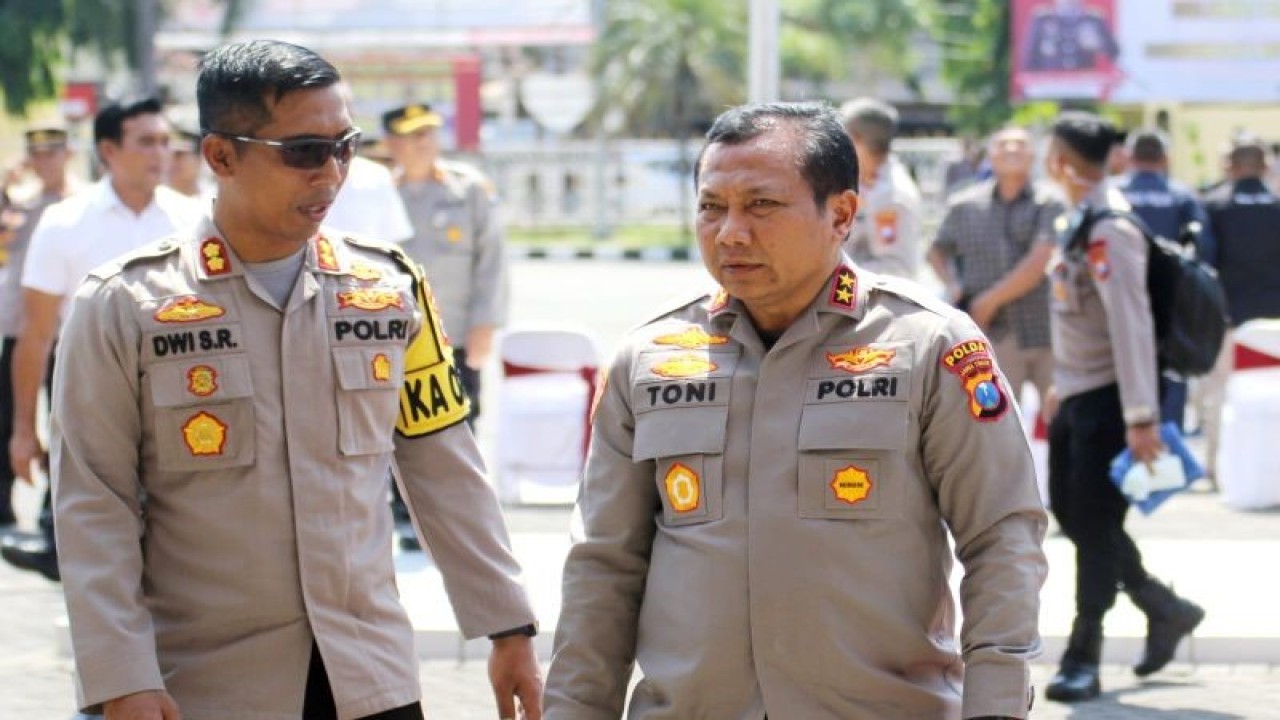 Arsip foto--Kapolres Situbondo AKBP Dwi Sumrahadi Rakhmanto saat menerima kunjungan Kapolda Jawa Timur (kanan) beberapa waktu lalu. ANTARA/Novi Husdinariyanto