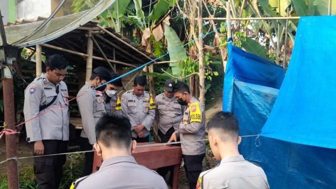 Tim gabungan dari Satreskrim Polres Sukabumi, Polsek Nagrak dan dokter forensik RSUD Sekarwangi Cibadak saat melakukan autopsi terhadap jenazah Mandala Aditya Pratama di Kampung Selaawihilir, Desa Cibunarjaya, Kecamatan Ciambar, Kabupaten Sukabumi, Jabar pada Selasa, (25/7/2023). ANTARA/Aditya Rohman
