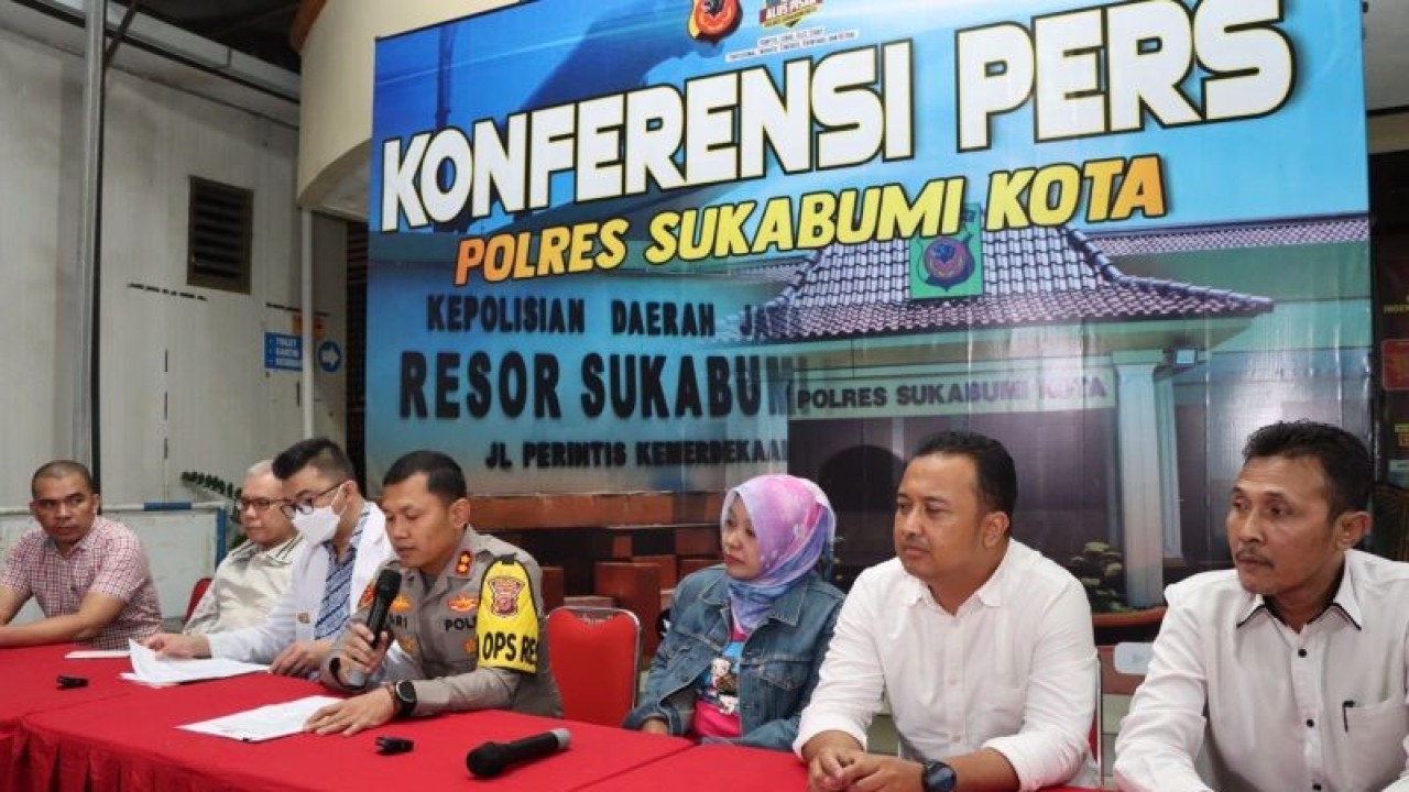Kapolres Sukabumi Kota AKBP Ari Setyawan Wibowo (empat kanan) bersama jajaran Satreskrim Polres Sukabumi Kota dan dokter forensik RSUD R. Syamsudin Kota Sukabumi saat memberikan keterangan pers terkait penghentian penyelidikan kasus kematian MH, siswa kelas II salah satu SD negeri di Kecamatan Sukaraja, Kabupaten Sukabumi, Jabar, Selasa (11/7/2023). ANTARA/Aditya Rohman