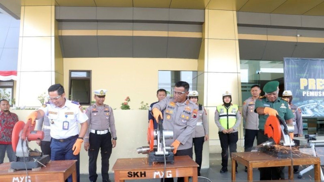 Kepala Polres Sukoharjo AKBP Sigit (tengah) dalam acara pemusnahan knalpot brong, di Mapolres Sukoharjo, Senin (24/7/2023). ANTARA/Bambang Dwi Marwoto.