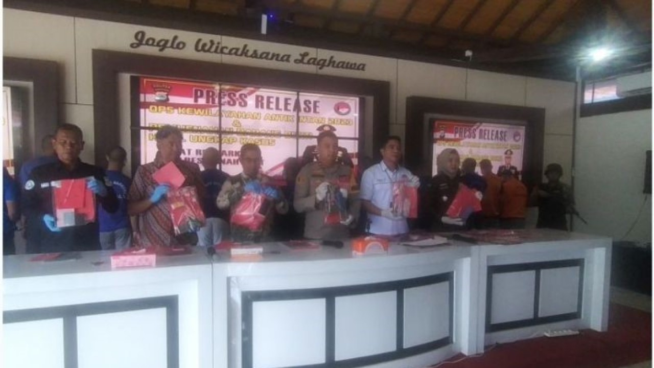 Kepolisian Resor (Kapolres) Tanah Laut, Kalimantan Selatan mengaman 25 tersangka pengedar sabu-sabu bersama barang bukti berupa, 28,28 gram sabu-sabu dan uang tunai sebesar Rp 2.550.000, di Mapolres setempat, Kamis(13/07/2023).Foto:ANTARA/HO-Arianto.
