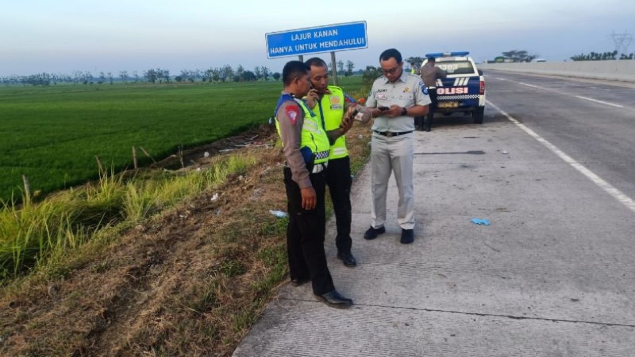 Petugas Satlantas Polres Tegal bersama petugas Jasa Raharja Perwakilan Pekalongan sedang melakukan identifikasi kasus kecelakaan di Tol Pejagan-Pemalang, Senin (10/7/2023). ANTARA/HO-Humas PT Jasa Raharja Pekalongan