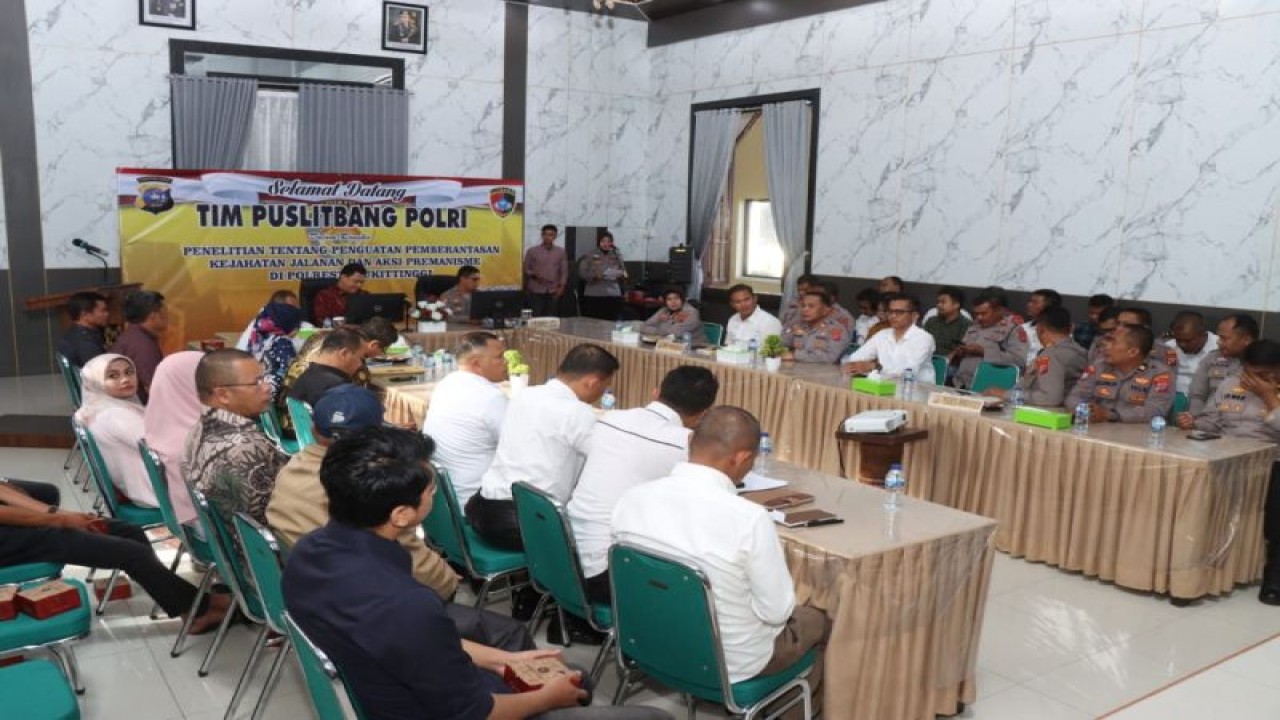 Kegiatan penelitian tentang penguatan pemberantasan kejahatan jalanan dan premanisme di Polresta Bukittinggi oleh Puslitbang Polri, Rabu (26/7/2023). Antara/Altas Maulana.