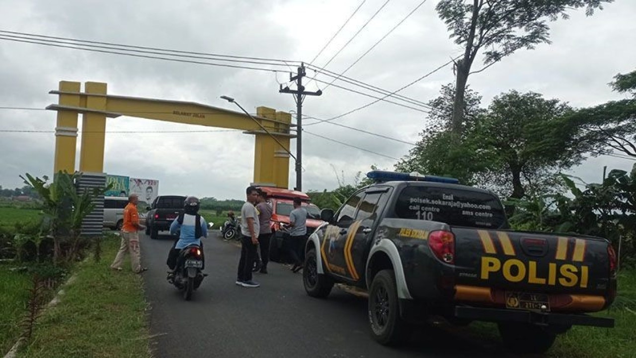 Petugas Polresta Banyumas dan Polsek Sokaraja melakukan olah tempat kejadian perkara perkelahian dua remaja yang menewaskan satu orang di Desa Kedondong, Kecamatan Sokaraja, Kabupaten Banyumas, Jumat (14/7/2023). ANTARA/Sumarwoto