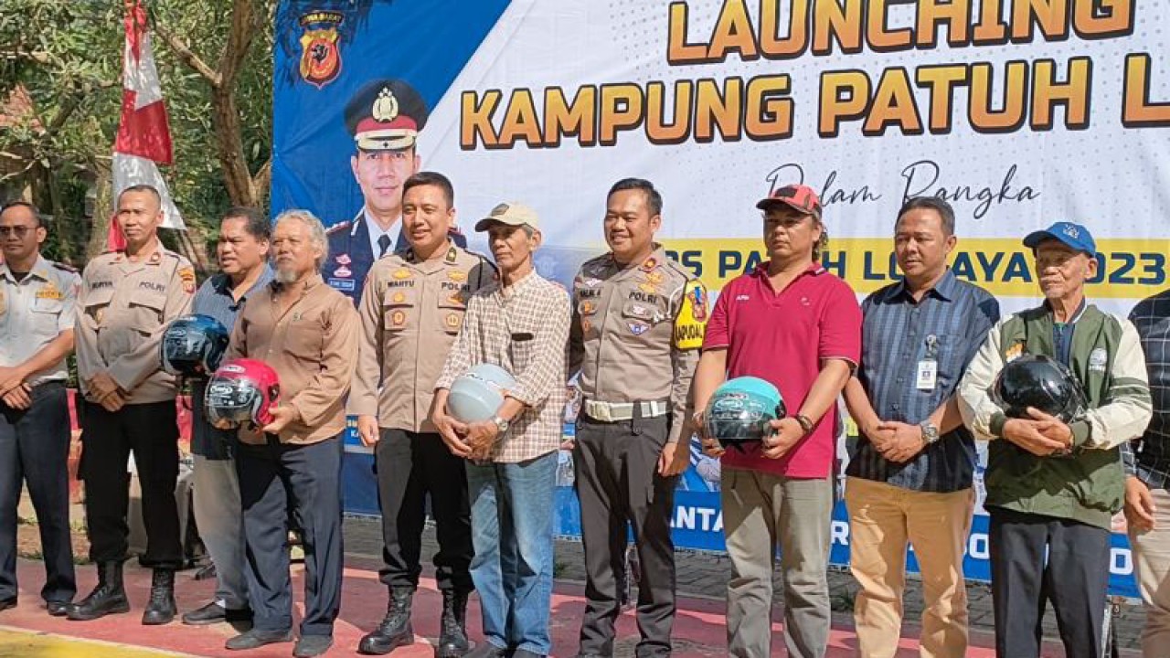 Jajaran Satlantas Polresta Bogor Kota saat foto bersama duta Kampung Lodaya berlalu lintas di Lapangan Sempur Kaler, Kelurahan Sempur, Kecamatan Bogor Tengah, Selasa (11/7/2023). (ANTARA/Linna Susanti)