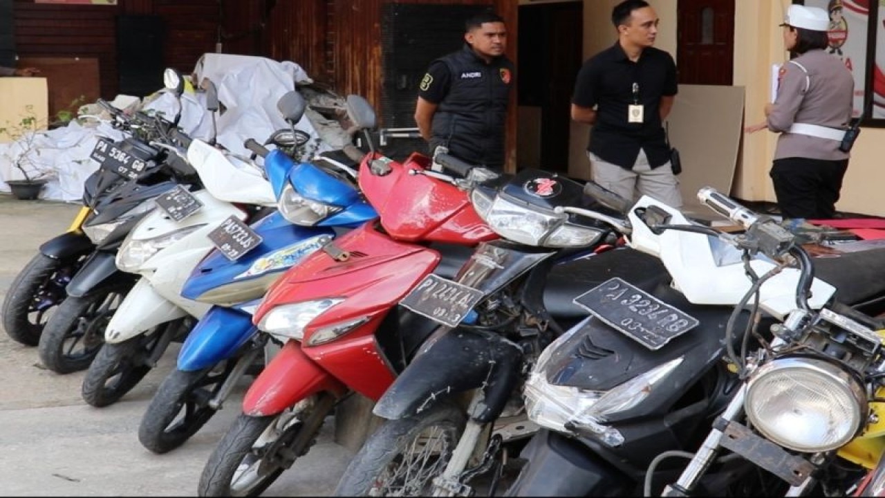 Sebanyak 11 unit sepeda motor yang terjaring dalam Operasi Patuh Cartenz masih diamankan di Mapolresta Jayapura Kota, hingga kini belum diambil oleh pemiliknya karena diduga hasil curian, di Jayapura, Papua, Kamis (27/7/2023). ANTARA/HO-Polresta Jayapura Kota.