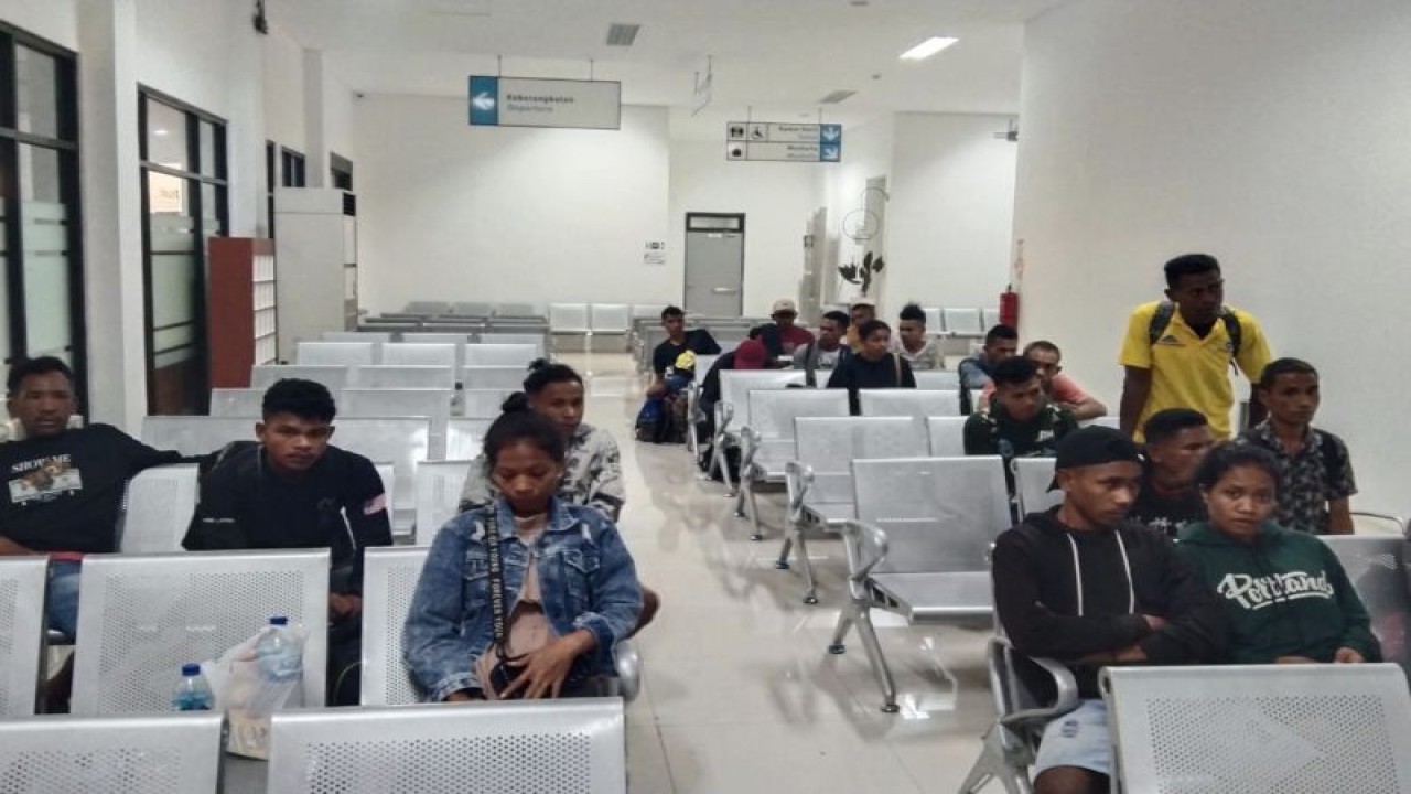Aparat Polresta Kupang Kota, Nusa Tenggara Timur, mengagalkan pemberangkatan 23 pekerja migran Indonesia (PMI) nonprosedural yang hendak menuju Kalimantan Selatan. ANTARA/HO-Humas Polresta Kupang Kota