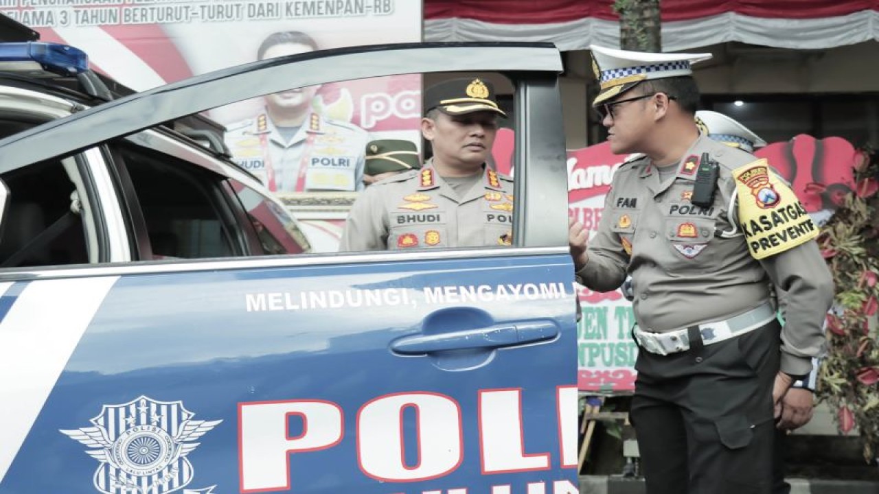 Foto arsip. Kasat Lantas Polresta Malang Kota Kompol Akhmad Fani Rakhim (kanan) pada saat menunjukkan mobil "INCAR" kepada Kapolresta Malang Kota Kombes Pol Budi Hermanto, di Kota Malang, Jawa Timur. ANTARA/HO-Humas Polresta Malang Kota