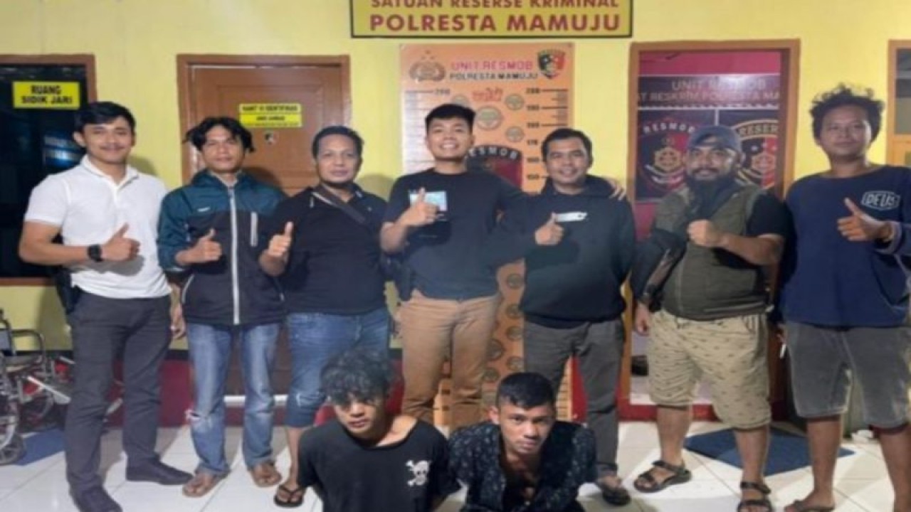 Aparat Polresta Mamuju mengamankan pelaku pencurian sarang burung walet di Dusun Salupalli Kecamatan Simboro Kepulauan Kabupaten Mamuju, Selasa (25/7/2023). ANTARA/M Faisal Hanapi.