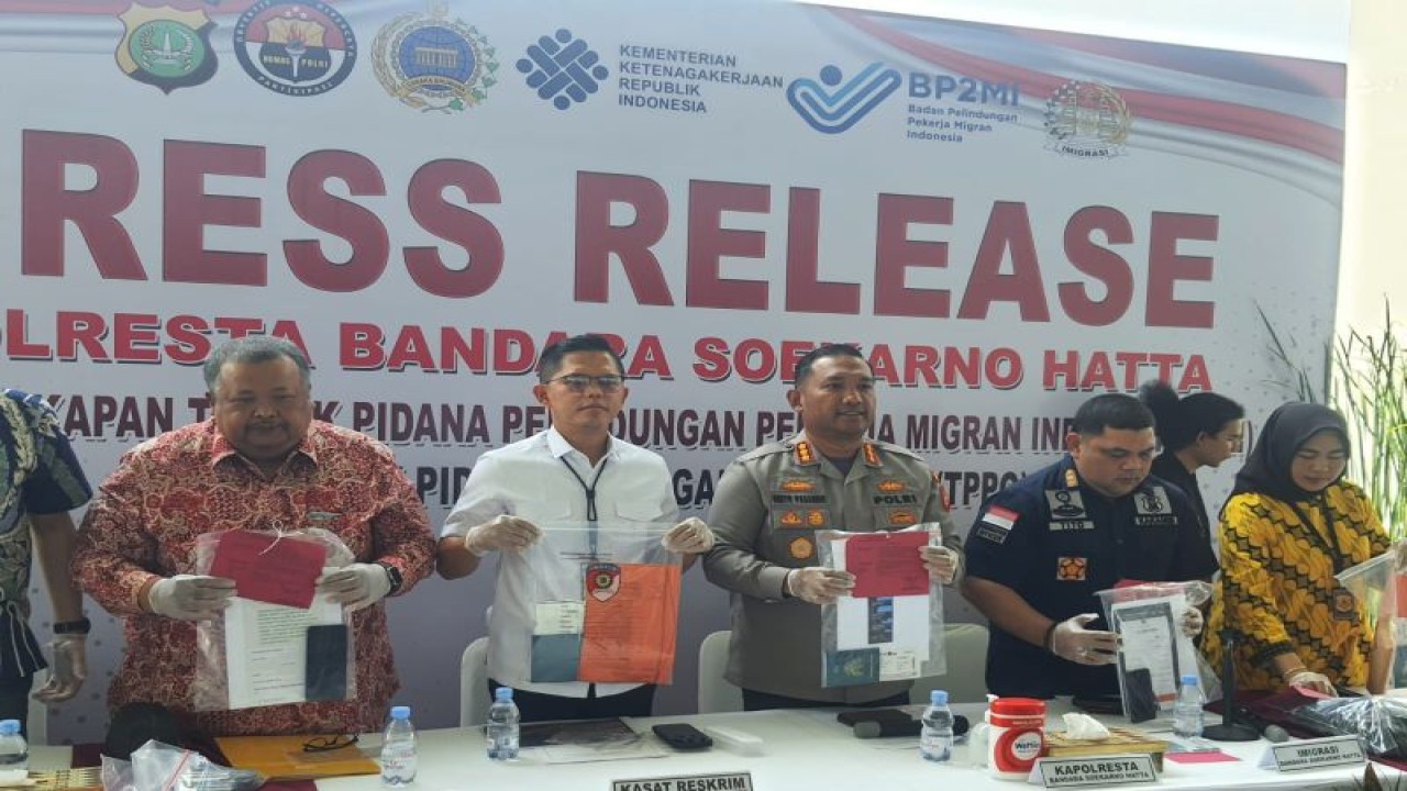 Kapolresta Bandara Soetta Kombes Pol Roberto GM Pasaribu saat (ketiga kanan) saat menunjukan barang bukti hasil ungkap kasus TPPO (Azmi)