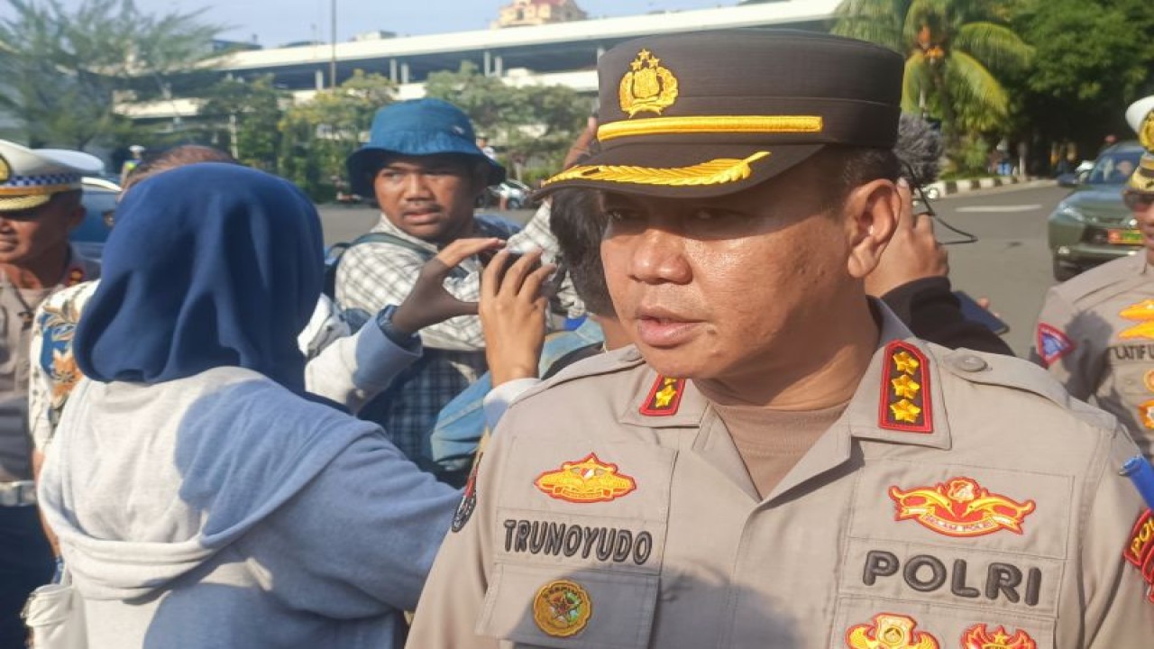 Kabid Humas Polda Metro Jaya Kombes Pol Trunoyudo Wisnu Andiko saat diwawancarai di Jakarta, Senin (10/7/2023). ANTARA/Ilham Kausar