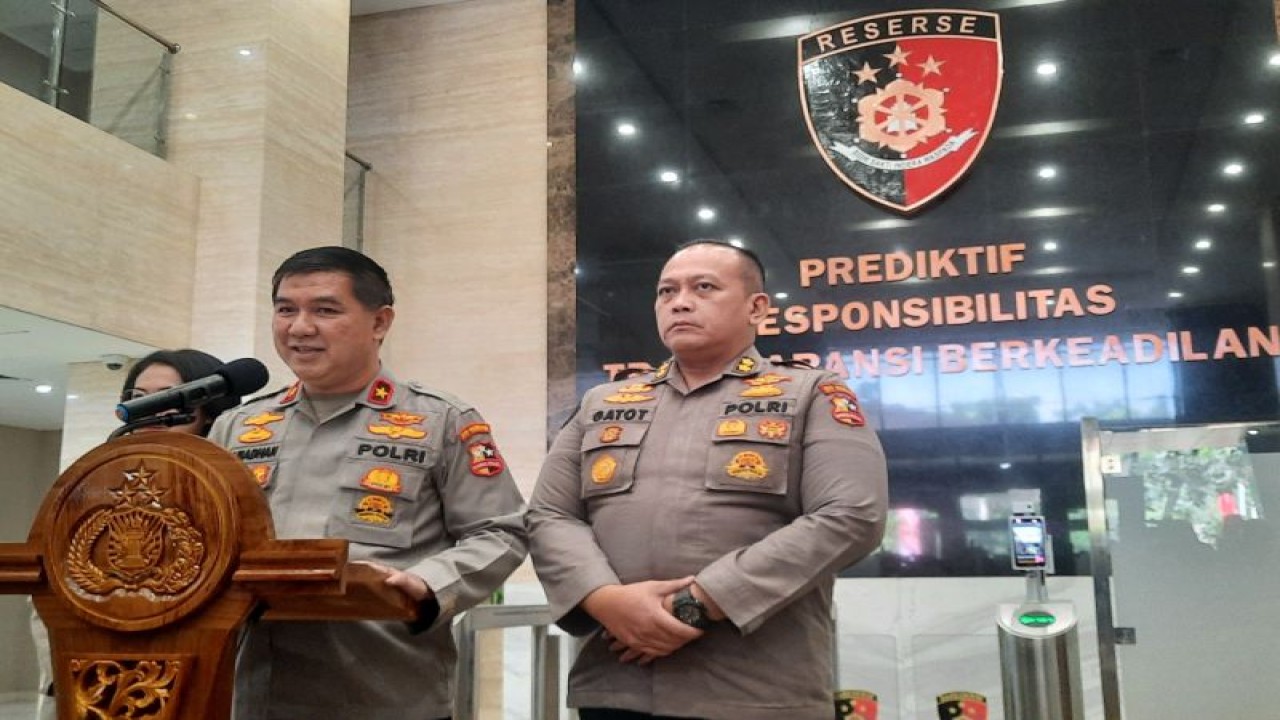Kepala Biro Penerangan Masyarakat (Karopenmas) Divisi Humas Polri Brigjen Pol. Ahmad Ramadhan (tengah) memberikan keterangan kepada wartawan di Mabes Polri, Jakarta, Jumat (14/7/2023). ANTARA/Laily Rahmawaty
