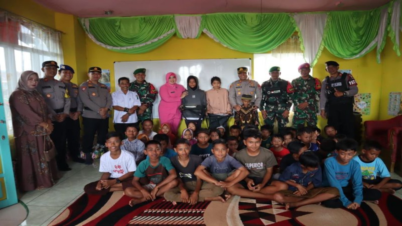 Kapolres Nunukan AKBP Taufik Nurmandia saat Rumah Belajar dan perpustakaan bagi anak-anak perbatasan di Desa Binalawan Kecamatan Sebatik Barat, Kabupaten Nunukan, Provinsi Kalimantan Utara. ANTARA/HO-Humas Polda Kaltara.