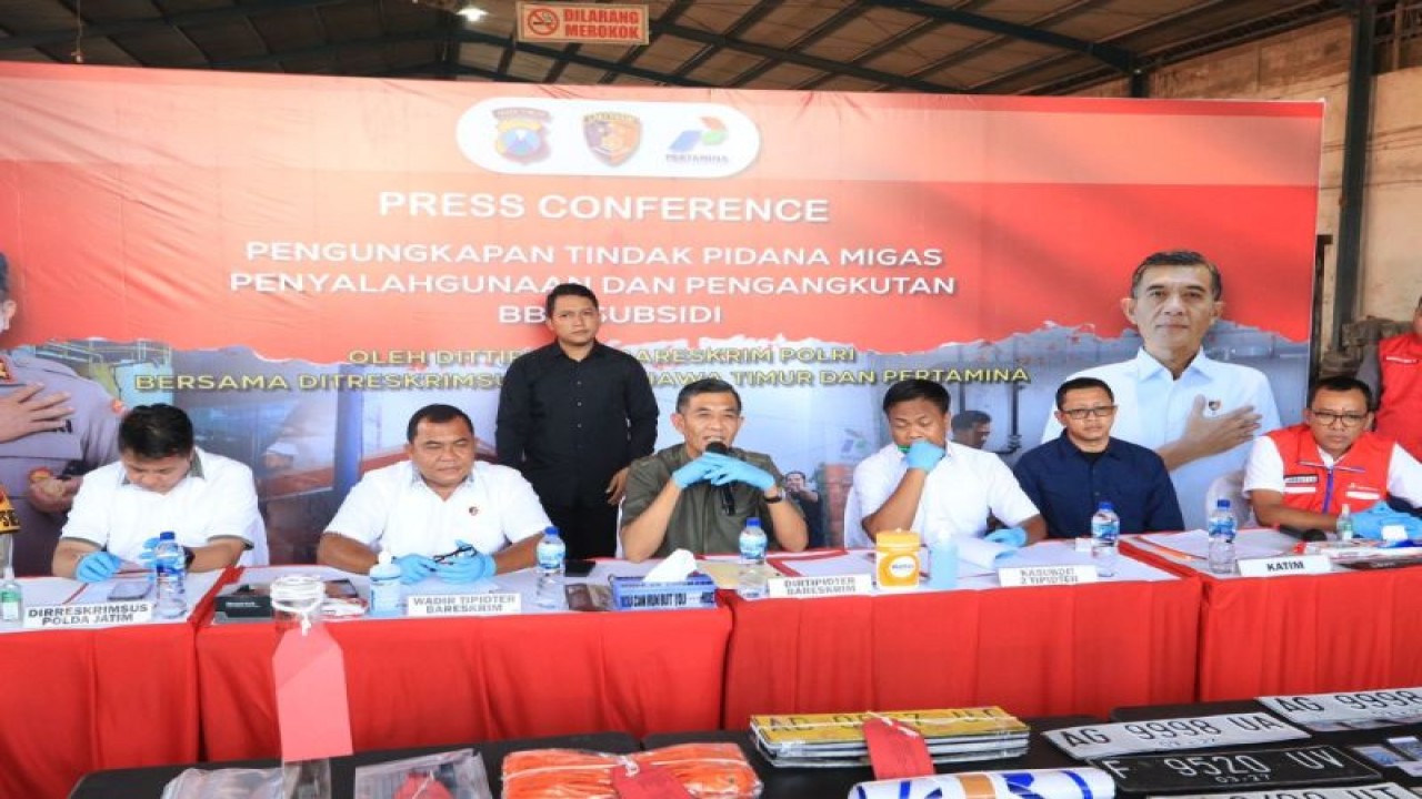 Direktur Tipidter Bareskrim Polri Brigjen Pol. Hersadwi Rusdiyono (tengah) saat memberi keterangan terkait penimbunan BBM yang dibongkar di Kota Pasuruan, Jawa Timur. (ANTARA/HO-Bidhumas Polda Jatim)