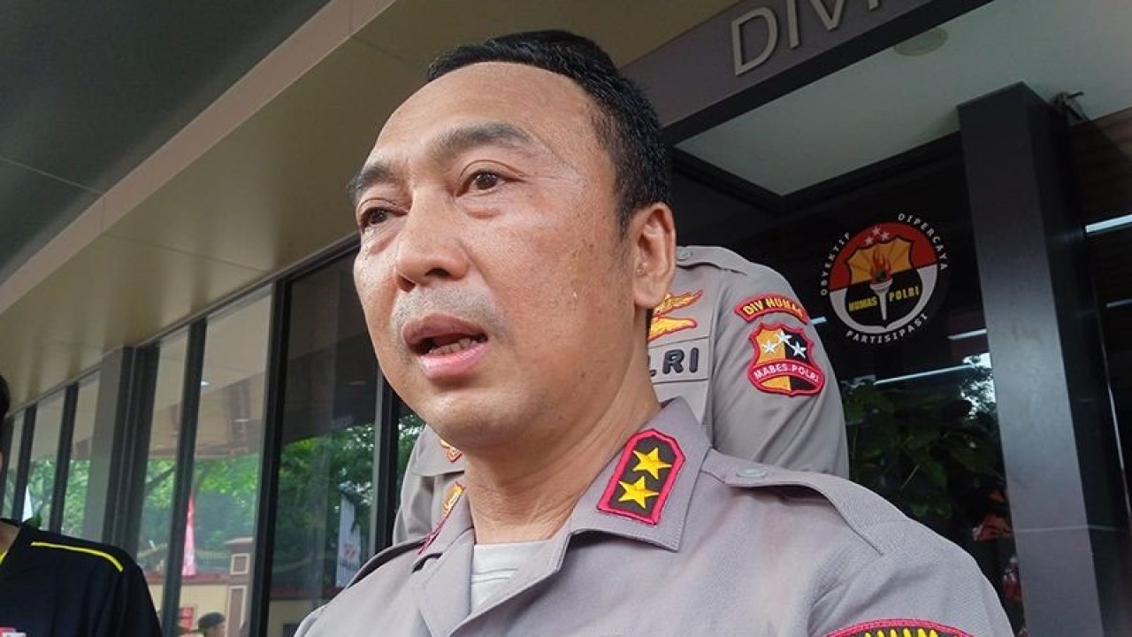 Kepala Divisi Humas Polri Irjen Pol. Sandi Nugroho memberikan keterangan kepada wartawan di sela-sela kegiatan pembukaan Bhayangkara Presisi Seven Soccer Cup di Mabes Polri, Jakarta, Jumat (7/7/2023). ANTARA/Laily Rahmawaty/aa.