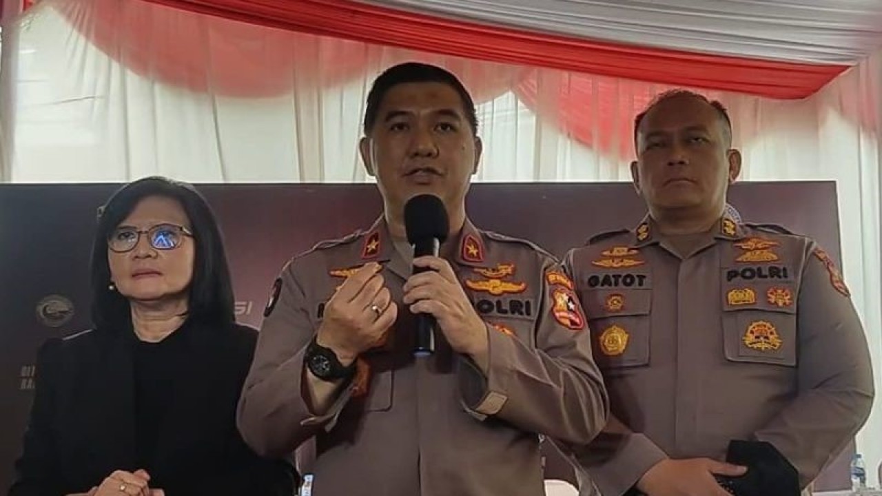 Kepala Biro Penerangan Masyarakat (Karopenmas) Divisi Humas Polri Brigjen Pol. Ahmad Ramadhan memberikan keterangan kepada wartawan di sela-sela kegiatan pemusnahan barang bukti narkoba di RSPAD, Jakarta Pusat, Kamis (13/7/2023). (ANTARA/Tri Meilani Ameliya)