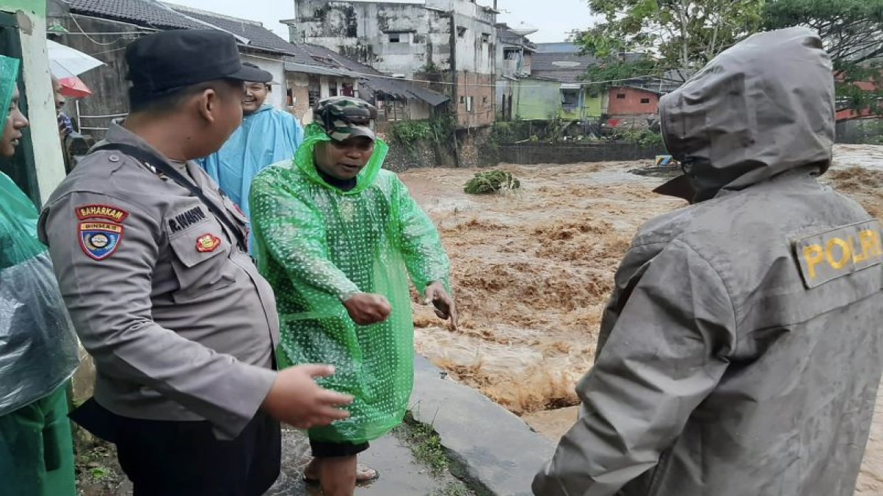 Personel Kepolisian Sektor (Polsek) Bantur Polres Malang pada saat meminta keterangan saksi terkait adanya korban terseret arus di wilayah Dusun Krajan, Desa Bantur, Kecamatan Bantur, Kabupaten Malang, Jawa Timur, Jumat (7/7/2023). (ANTARA/HO-Polsek Bantur)