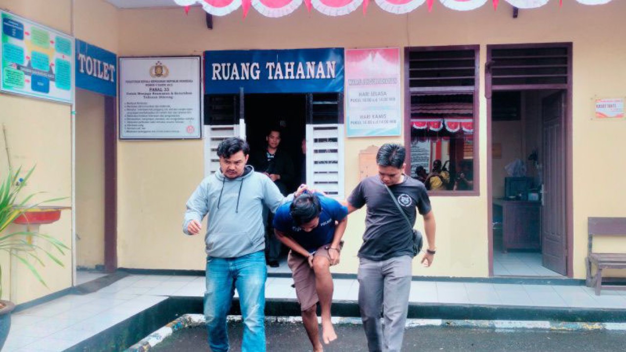 Tersangka DS saat digiring petugas penyidik Polsek Curup ke Mapolres Rejang Lebong, Jumat, (21/7/2023). ANTARA/Nur Muhamad