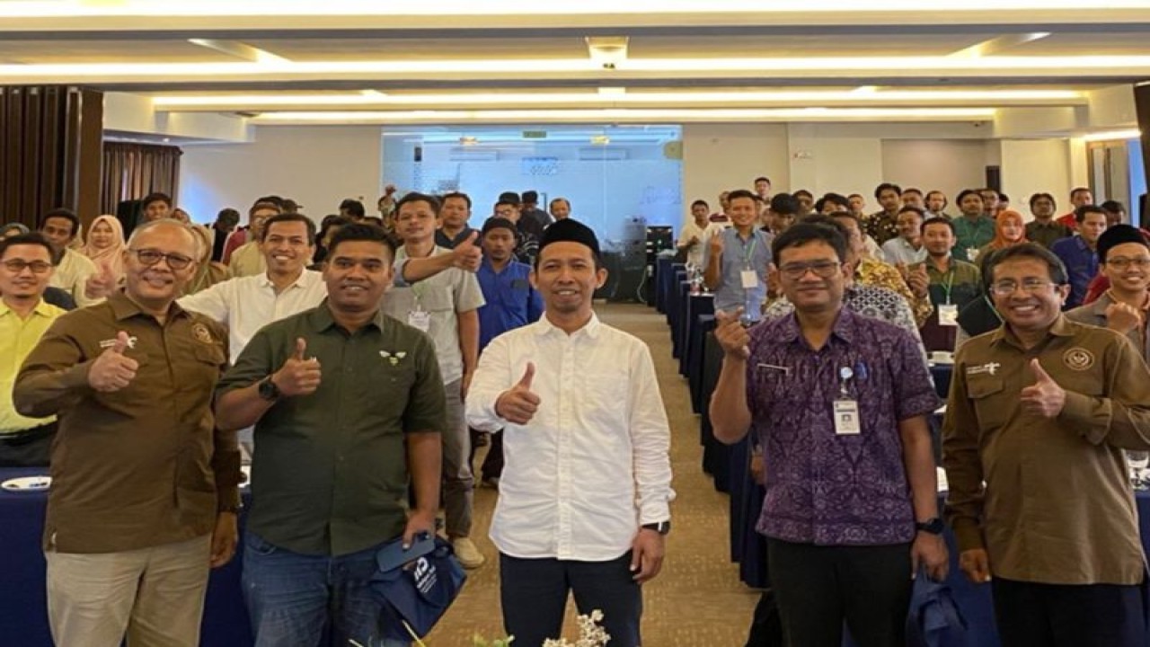 Para pemateri dan peserta berpose bersama usai menggelar sosialisasi sadar wisata dengan tema "Masyarakat Berdaya Menuju Pariwisata Kabupaten Jepara yang Berkelanjutan” yang diinisiasi oleh Politeknik Pariwisata (Poltekpar) Bali, di Jepara, Jawa Tengah. ANTARA/HO-Humas Politeknik Pariwisata Bali