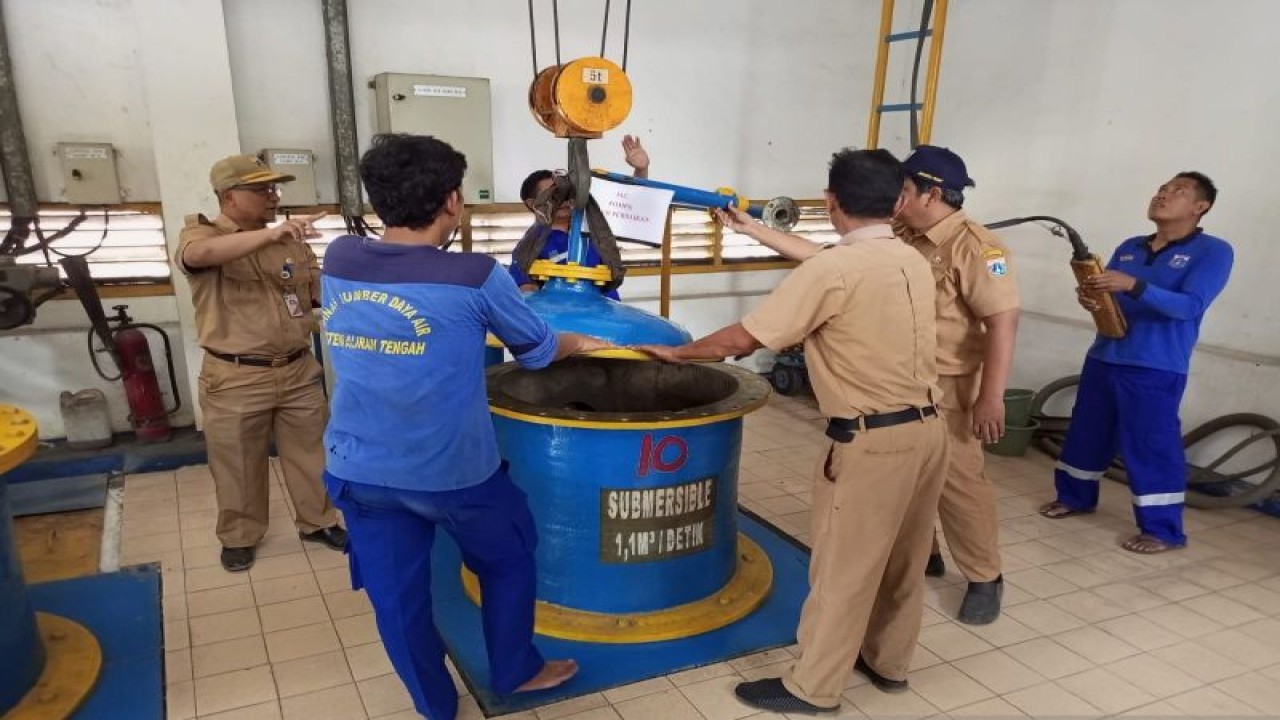 Suku Dinas Sumber Daya Air Jakarta Pusat melakukan pengecekan pompa air di Waduk Kebon Melati, Tanah Abang, Jakarta Pusat, Selasa (25/7/2023). ANTARA/HO-Kominfotik Jakarta Pusat