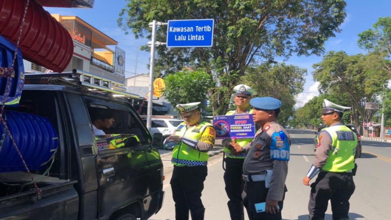 Personel Satlantas Polresta Palu memberikan edukasi dengan melakukan pemberian pamflet kepada masyarakat yang melakukan pelanggaran di Kota Palu, Kamis (13/7/2023). (ANTARA/HO-Humas Polresta Palu)