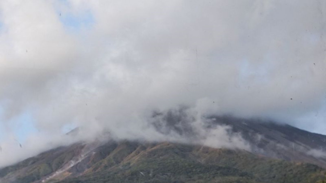 Pos Pengamatan Gunung Api Karangetang di Kabupaten Kepulauan Sitaro, Sulawesi Utara, memantau guguran lava meluncur ke Kali Kahetang pada periode pengamatan pukul 00.00 - 06.00 WITA, Minggu. (ANTARA/HO-Pos PGA Karangetang)