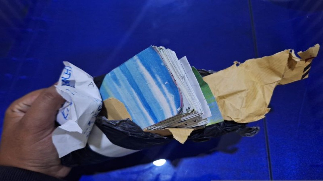 Potongan kertas menyerupai uang kertas yang dijadikan barang bukti kasus penipuan dengan modus dukun pengganda uang yang tersangkanya ditangkap personel Polsek Sukaraja di Kampung Legoknyenang, Desa Pasirhalang, Kecamatan Sukaraja, Kabupaten Sukabumi, Jabar. Antara/Aditya Rohman
