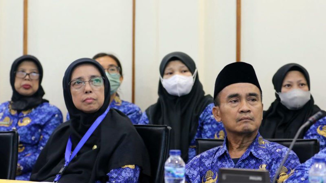 Kepala Suku Dinas Pemberdayaan, Perlindungan Anak dan Pengendalian Penduduk (PPAPP) Jakarta Barat, Aswarni sedang mengikuti pertemuan di Kantor Wali Kota Jakarta Barat, Senin (22/5/2023). ANTARA/Risky Syukur