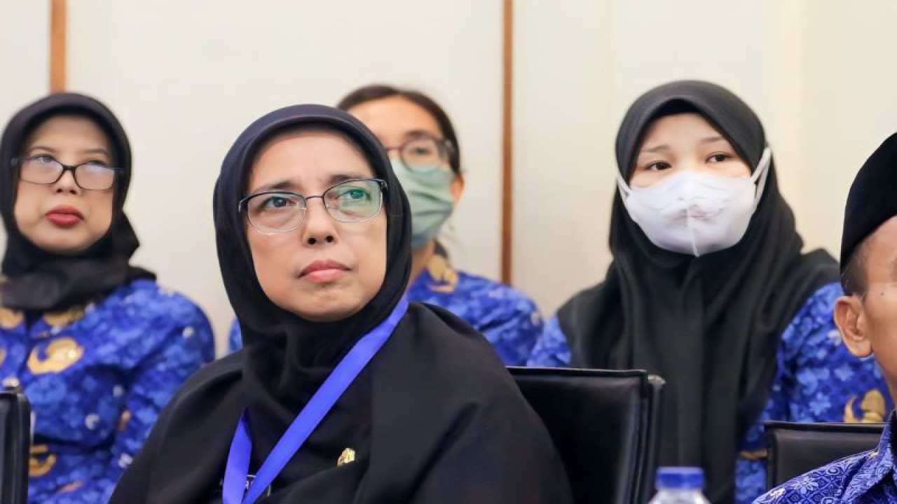 Kepala Suku Dinas Pemberdayaan, Perlindungan Anak dan Pengendalian Penduduk (PPAPP) Jakarta Barat, Aswarni sedang mengikuti pertemuan di Kantor Wali Kota Jakarta Barat, Senin (22/5/2023). ANTARA/Risky Syukur