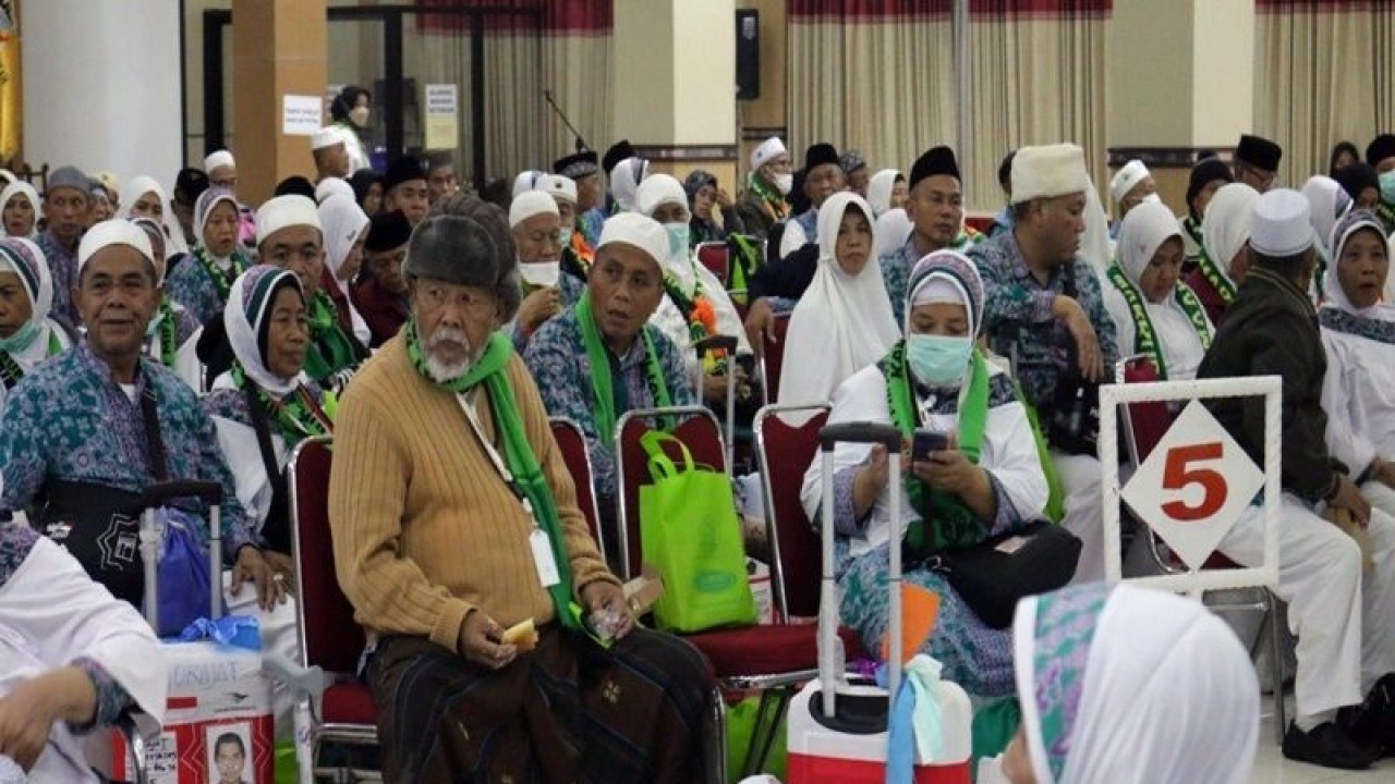 Ratusan haji asla Kabupaten Tegal tergabung kloter 36 setelah tiba dan disambut di Gedeung Muzdalifah Asrama Haji Donohudan Boyolali, Senin (17/7/2023).ANTARA/Bambang Dwi Marwoto.