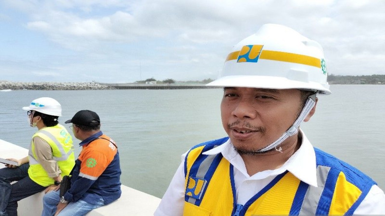 Pejabat Pembuat Komitmen (PPK) Sungai dan Pantai 2 Satuan Kerja Pelaksanaan Jaringan Sumber Air BBWS Serayu Opak Sony Santoso menyampaikan keterangan kepada awak media di Kulonprogo, Yogyakarta pada Kamis (6/7/2023). ANTARA/Aji Cakti
