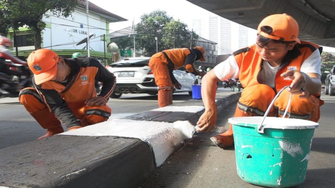 Sejumlah petugas PPSU melakukan pengecatan kanstin jalan menjelang KTT ASEAN, di Jakarta, Kamis (4/5/2023). ANTARA/HO-Kominfotik Jakarta Selatan